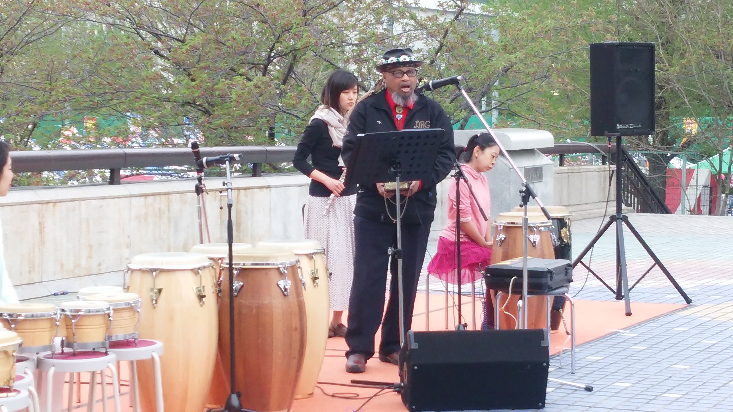 モンタナ・キング・ラムゼイ先生が歌とともに演奏している写真。