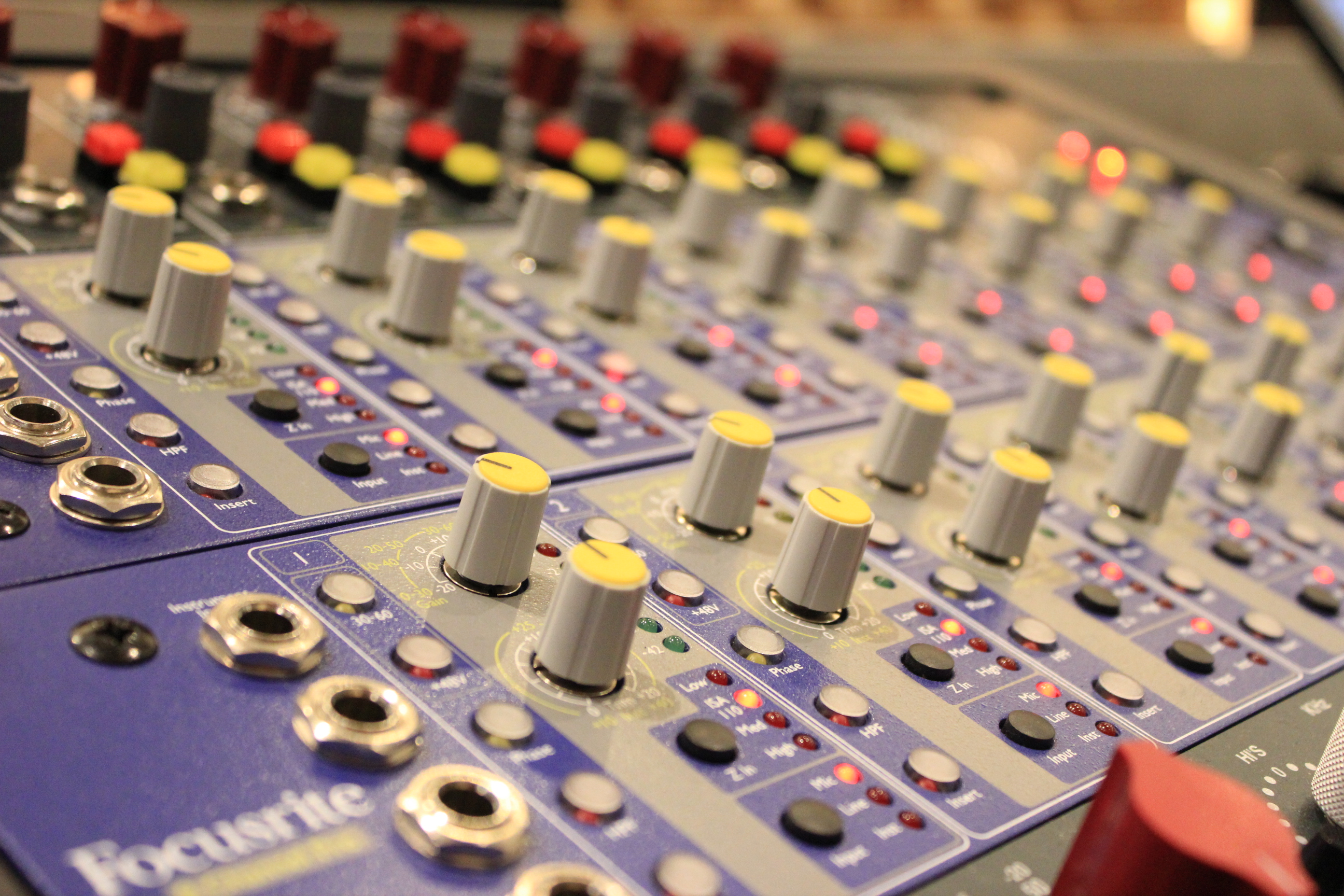 国立音楽院レコーディングスタジオに設置されているFocusriteのマイクプリ。