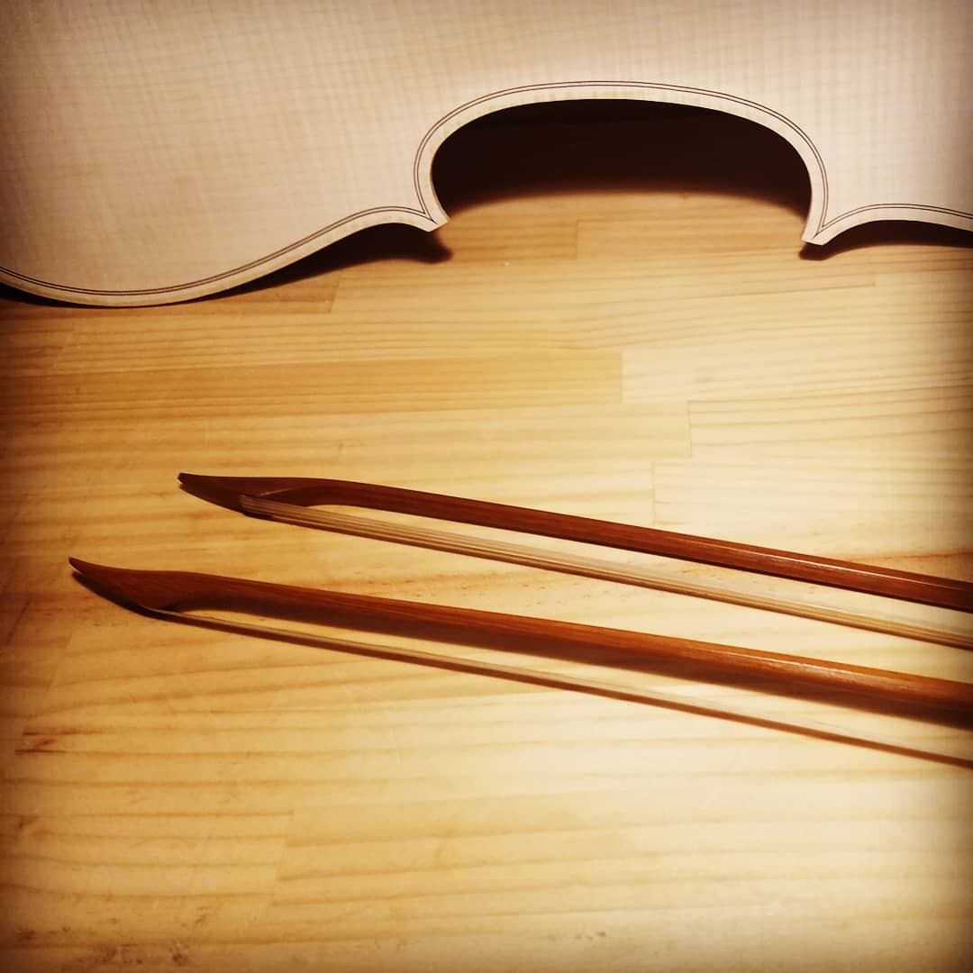 バロック弓と製作途中のチェロ | 東京の音楽学校・音楽専門学校 国立
