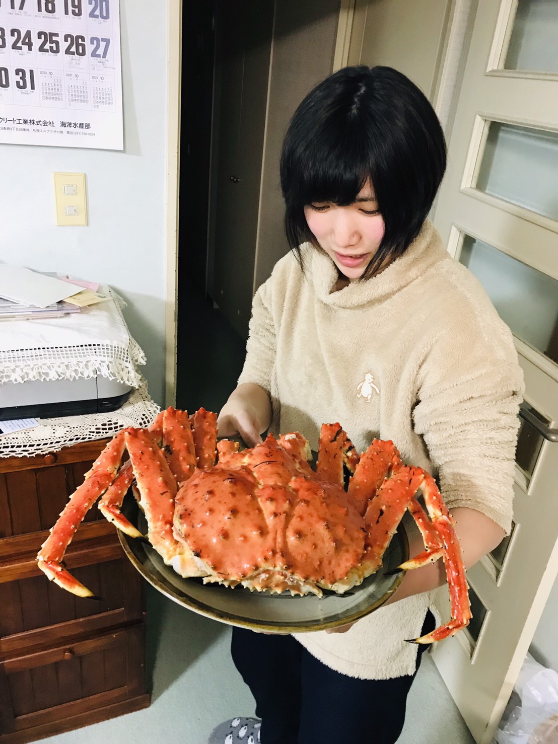 皿に盛られた大ぶりのカニを眺める森田杏美。