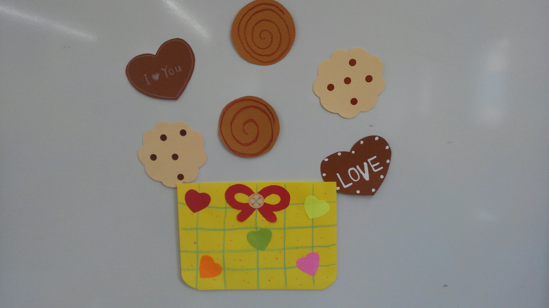 クッキーのシール。ハート型のクッキーには「LOVE」や「I ♡ You」の文字が書かれています。