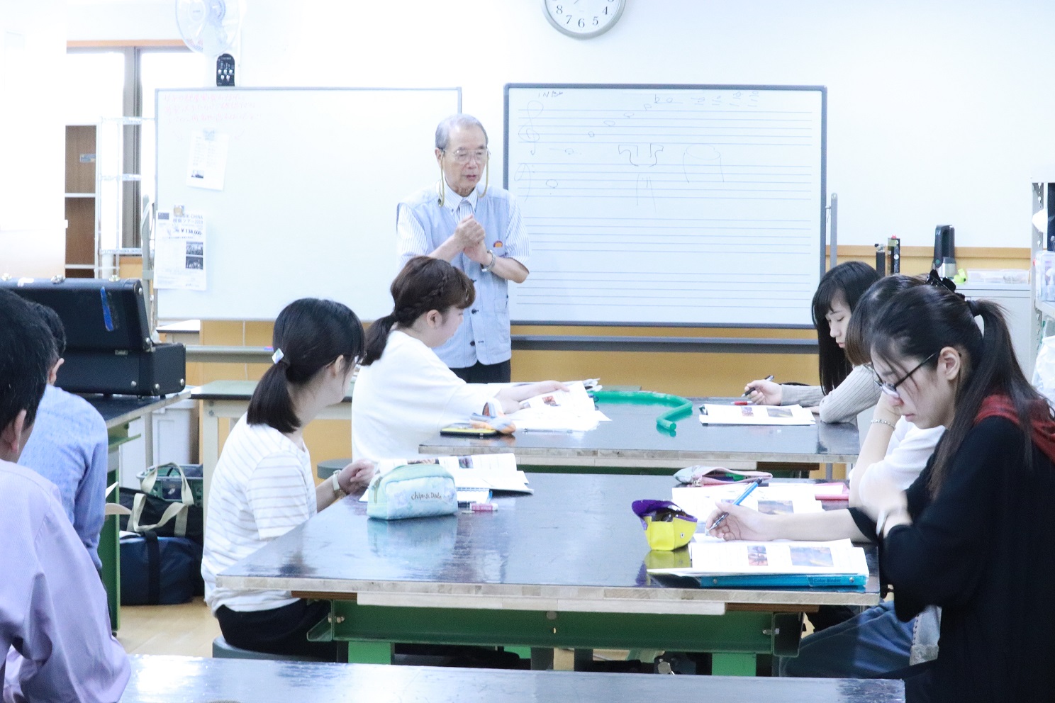 中川喜弘先生の講義を聞きメモを取る学生達