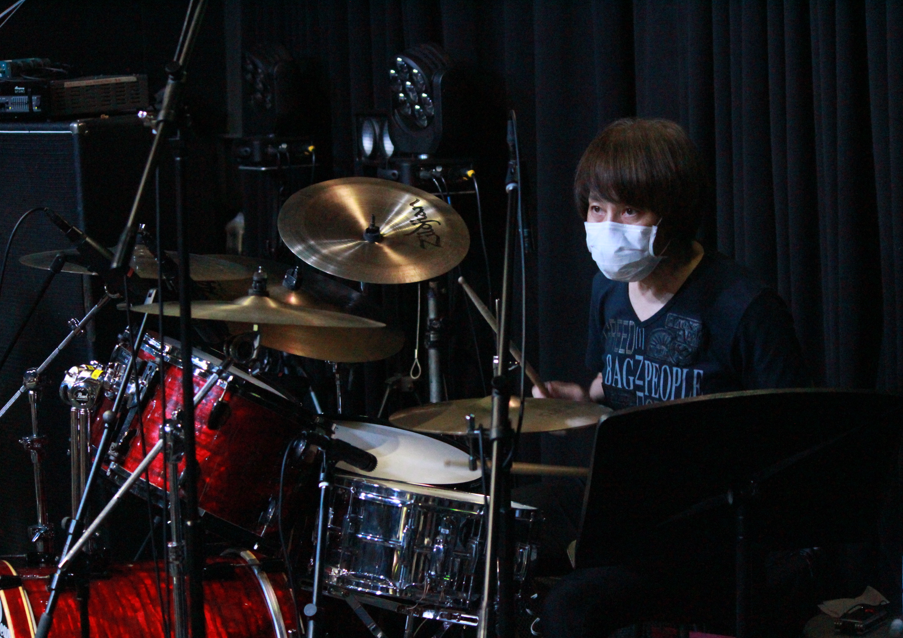 ドラムを演奏する山崎彰氏